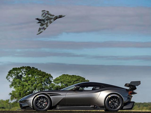 Aston Martin Vulcan в действии поражает воображение